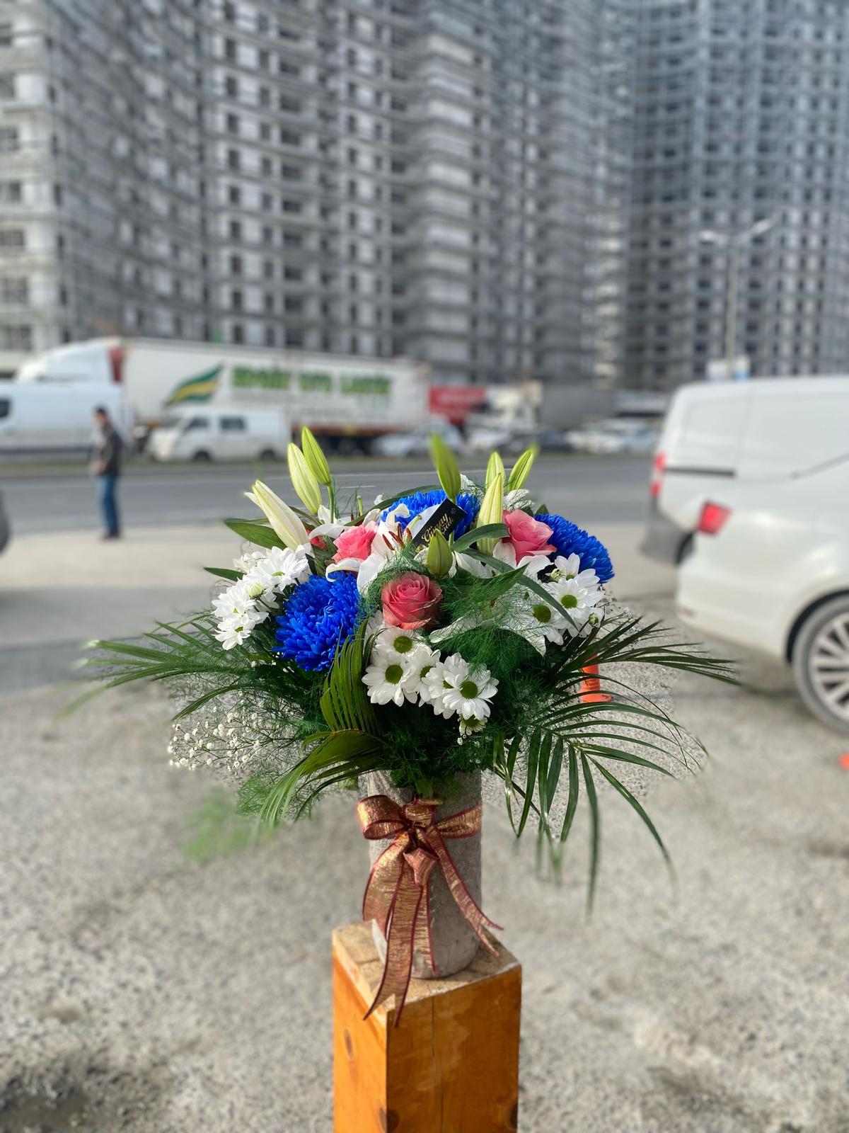 MAVİ PAPATYA LİLYUM ARANJMAN 