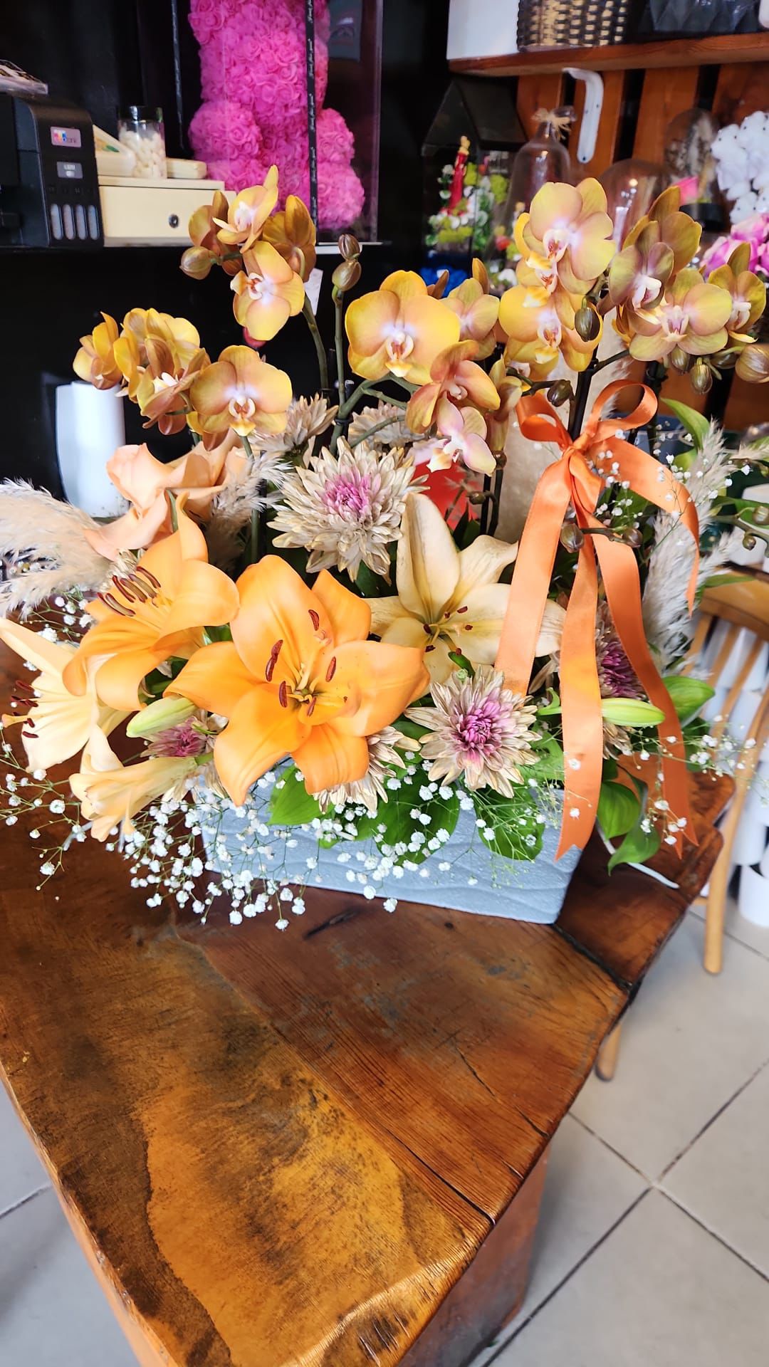 mini orkide 2 saksı bir seramikte 