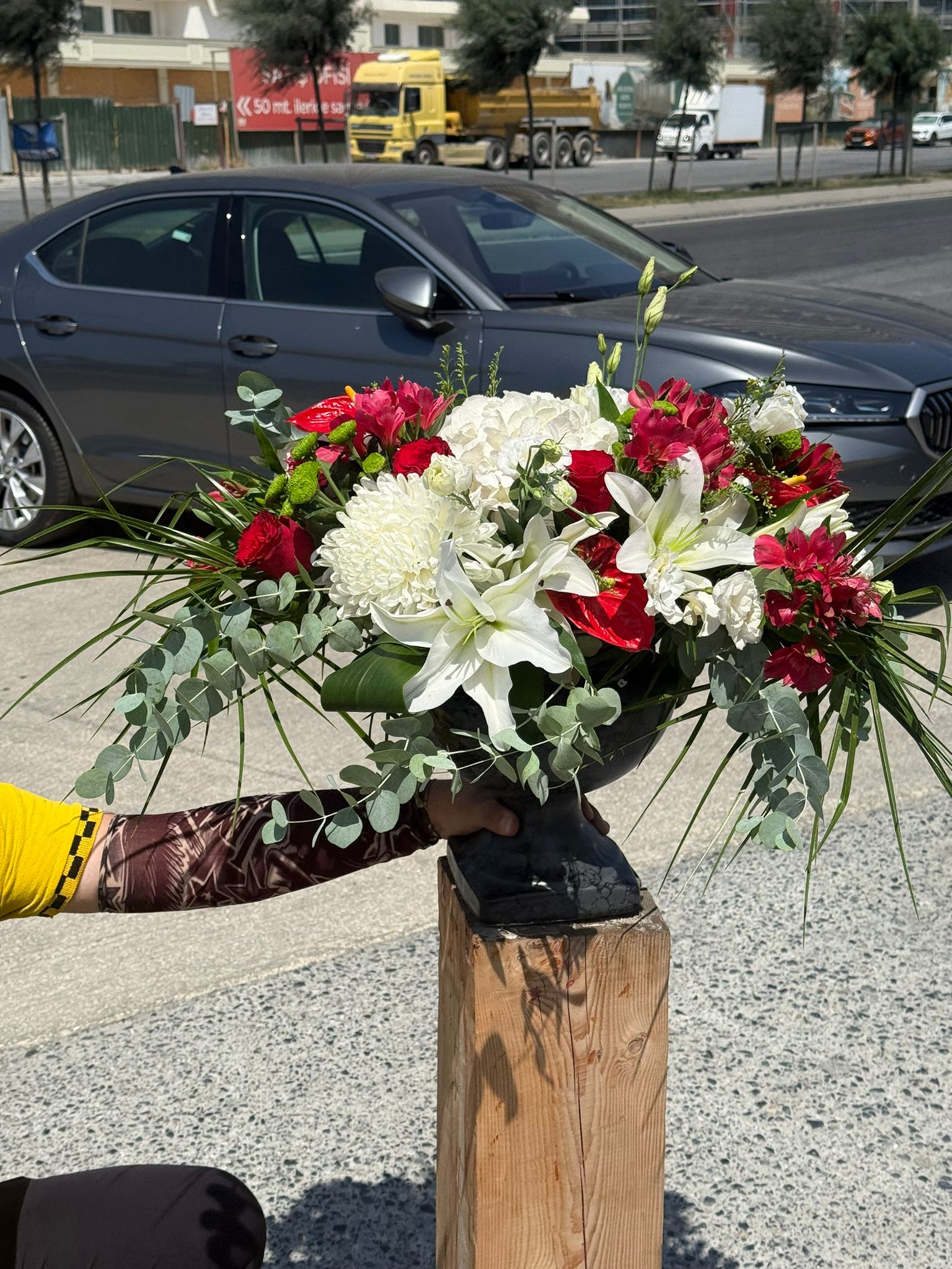 Kırmızı Beyaz Saksıda Gül Aranjmanları 