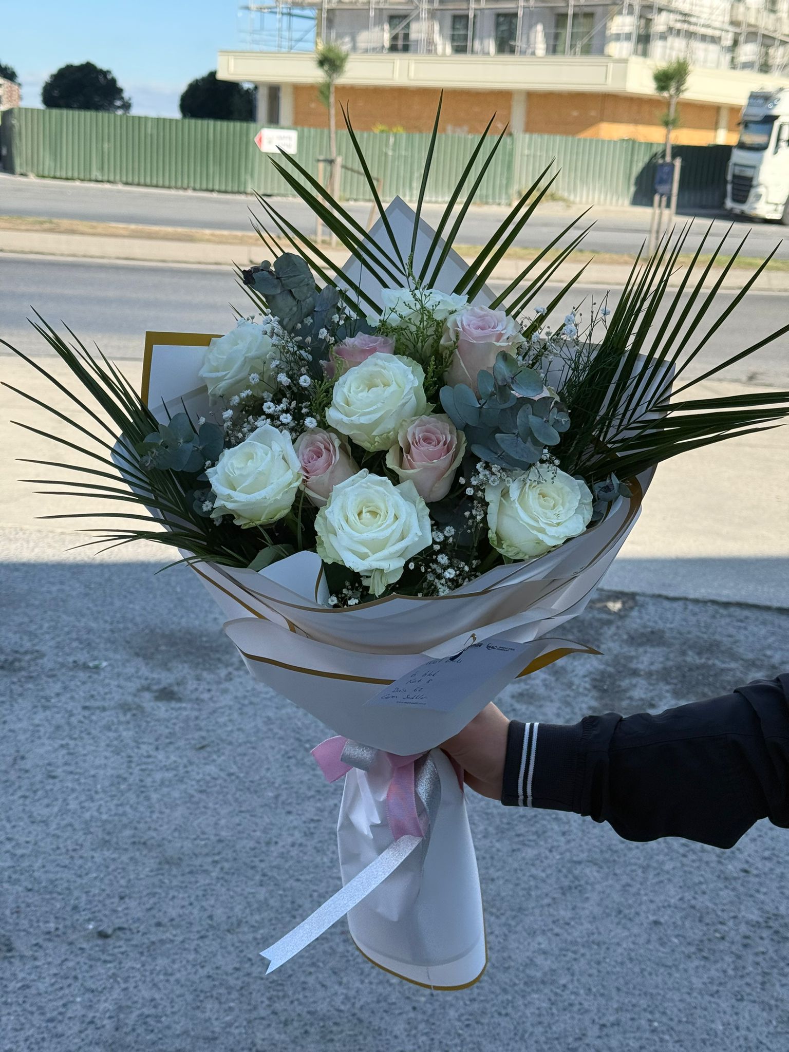 Beyaz Tozpembe Gül Buketi 