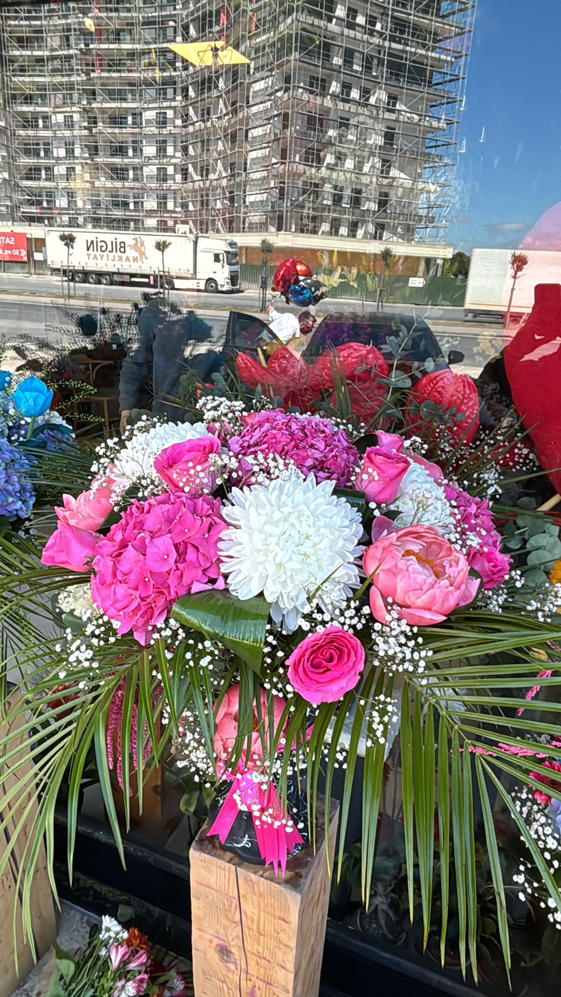 Pembe Beyaz Vazoda Gül Buketi  