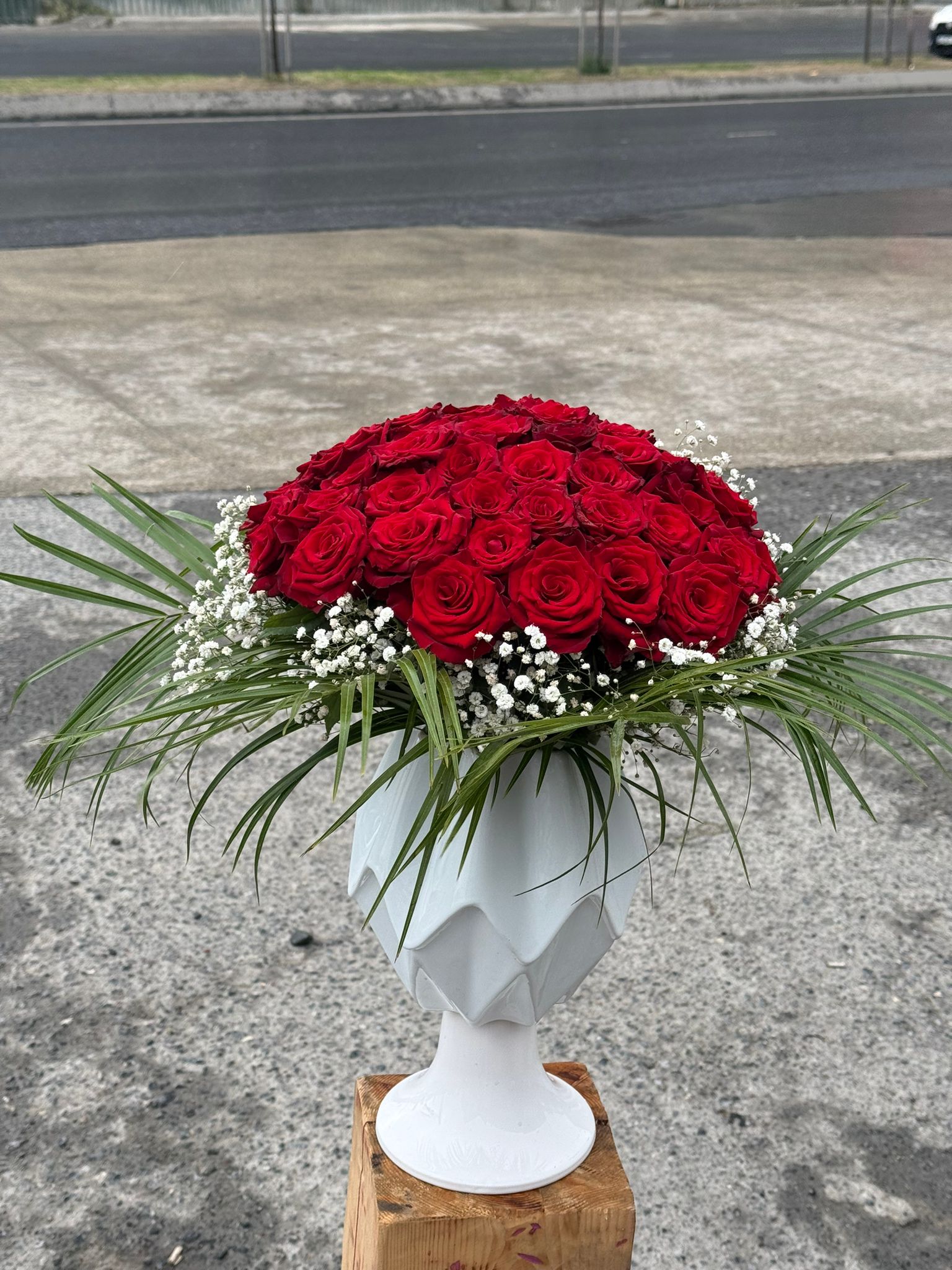 Beyaz Vazolu Gül Buketi 